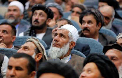 Más de 3.000 representantes populares de todo el país asisten a la sesión de apertura de la Loya Jerga (Gran Consejo), convocada para hablar sobre el proceso de paz con los talibanes, este lunes, en Kabul (Afganistán).