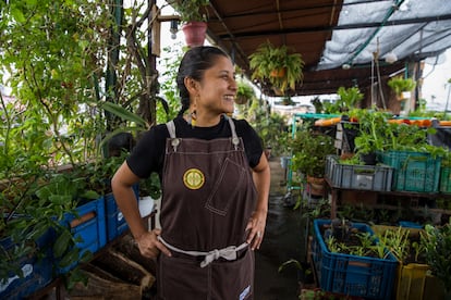 Jennifer Rodríguez en la huerta de su restaurante.