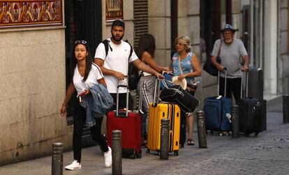 Turistas por el centro de Madrid.