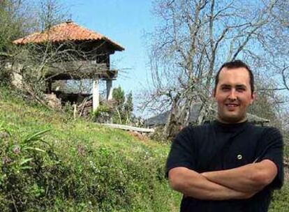 Carlos Tornadijo, en el prado de su casa, en Cangas de Narcea.