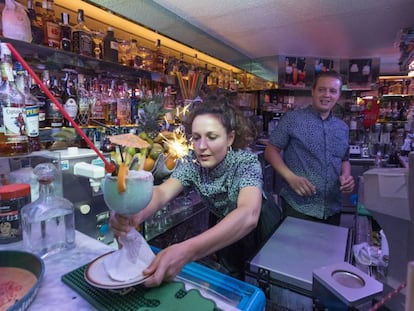 La reportera sirve un Blue Hawaii ante la mirada de Dani Berjano, del Café San Remo.