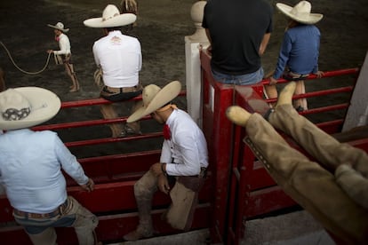 Un grupo de charros participan en la competición de toro salvaje y monte de caballo. La charrería nacional reúne a los mejores participantes de varios rincones de México.