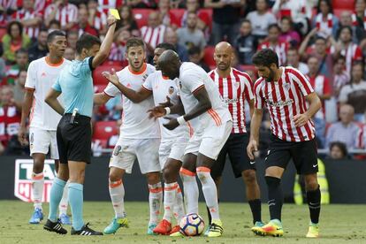 Los jugagadores protestan al &aacute;rbitro ante el Athletic. 