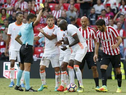 Los jugagadores protestan al &aacute;rbitro ante el Athletic. 