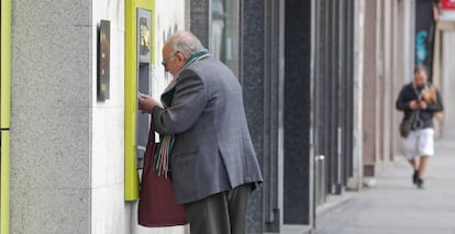 Un cliente bancario realizando trámites a través de un cajero automático.