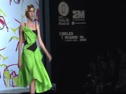 Adolfo Domínguez llena de color la pasarela con sus propuestas femeninas