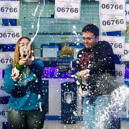 BARCELONA, 06/01/2025.- El lotero Víctor Fernández (2d), celebra este lunes con cava junto a sus empleadas el haber vendido una serie del segundo premio del sorteo extraordinario de El Niño, el número 06766, en la administración del centro comercial de Las Arenas en Barcelona. EFE/Andreu Dalmau
