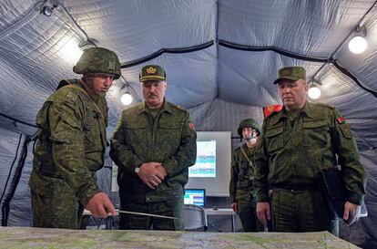 Lukashenko, durante una visita a las tropas en la región de Grodno, este sábado.