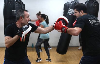 José Luis Serrano (izquierda), uno de los propietarios de Fightland, durante un entrenamiento.