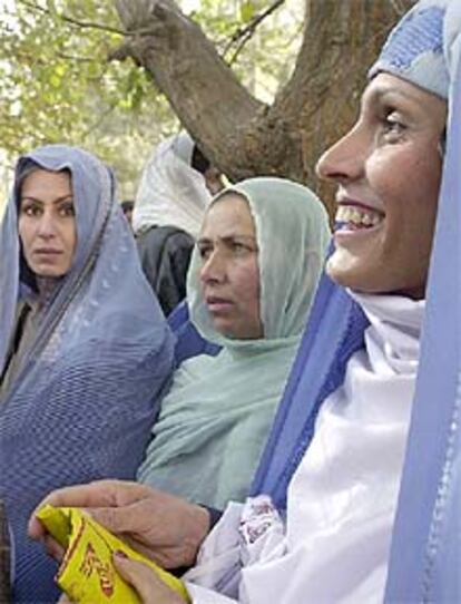 Un grupo de mujeres afganas conversa en Kabul.