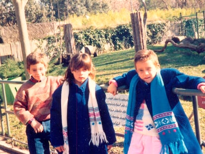 María, con 11 años, junto a su hermana y su primo, en una foto del archivo familiar cedida por ella.