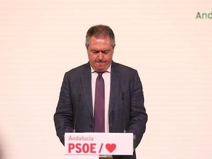 El secretario general del PSOE de Andalucía, Juan Espadas, en la rueda de prensa ofrecida tras conocerse la confirmación por el Tribunal Supremo de las condenas del caso de los ERE.