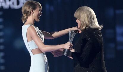 Taylor Swift recibe el premio Milestone de manos de su madre Andrea.