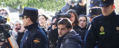 Vecinos de Sevilla increpan a Miguel Carcaño durante el jucio en la Audiencia.