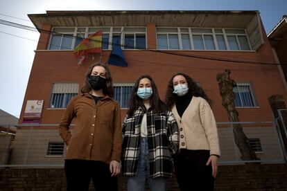 Desde la izquierda, Esther Martín, María Pérez y Paula López, en el instituto público Aliste, en Alcañices (Zamora).