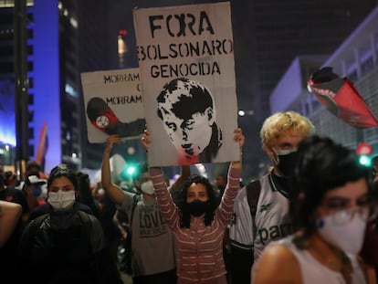 Una manifestante marcha con un cartel que dice "Fuera Bolsonaro genocida" este sábado en la avenida Paulista de São Paulo.