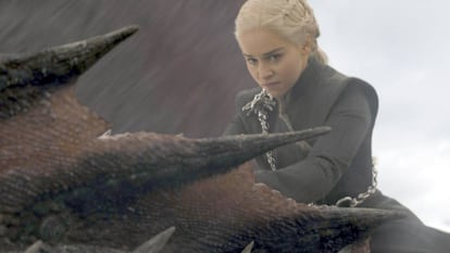 Emilia Clarke, como Daenerys Targaryen, em uma cena de 'Game of Thrones'.