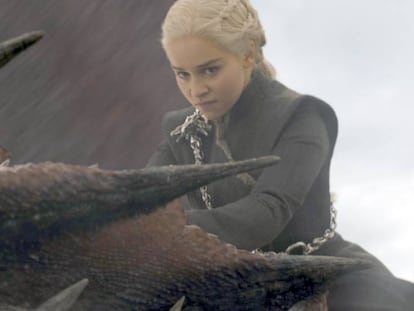 Emilia Clarke, como Daenerys Targaryen, em uma cena de 'Game of Thrones'.