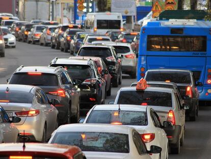 Multitud de coches en un atasco en Madrid en abril de 2023.