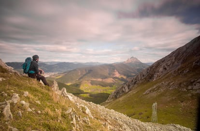 Un excursionista observa el paisaje en el parque natural de Urkiola, en Bizkaia.