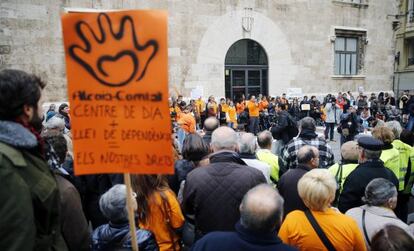 Concentración ante el Palau de la Generalitat en el octavo aniversario de la Ley de la Dependencia.