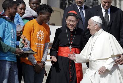 El Papa Francisco recibe a un grupo de jóvenes migrantes, durante su audiencia Papal, en el Vaticano. 