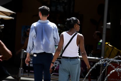 Dos turistas pasean por el centro de Palma de Mallorca, este martes.