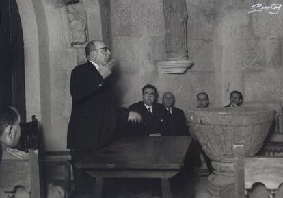 Otero Pedrayo, de pie, toma la palabra en un acto en las Ruinas de San Domingo, en Pontevedra, en 1948. A su izquierda, sentado, Filgueira.