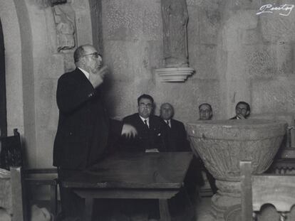 Otero Pedrayo, de pie, toma la palabra en un acto en las Ruinas de San Domingo, en Pontevedra, en 1948. A su izquierda, sentado, Filgueira.