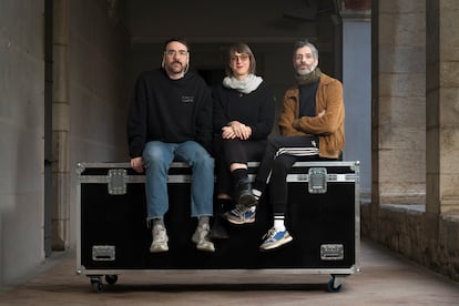 El coreògraf Marcos Morau, la ballarina Tanya Beyeler i el dramturg Pablo Gisbert, fotografiats a Girona.