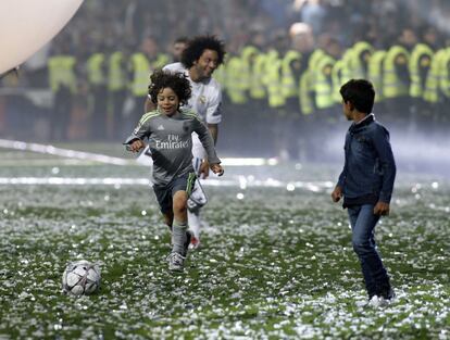 El hijo de Marcelo y de Cristiano juegan con el balón en el estadio Santiago Bernabéu.