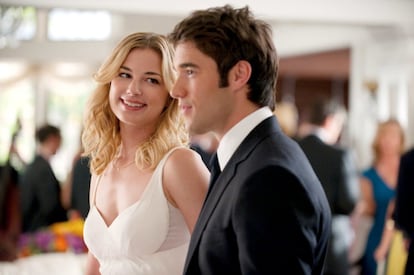 Seis años después de que su historia de amor en Revenge saltara detrás de las cámaras, Emily VanCamp y Josh Bowman pasarán por el altar. Ha sido la actriz la que ha anunciado el compromiso en su cuenta de Instagram, en una foto en la que aparece en medio de un bosque con la cara tapada por sus manos y con el anillo de compromiso. 