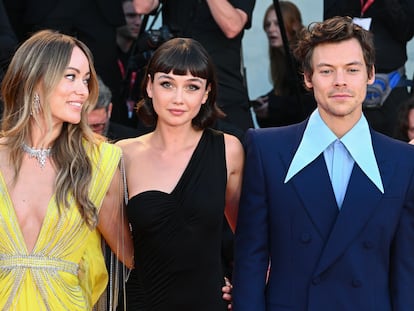 Olivia Wilde, Sydney Chandler y Harry Styles, parte del equipo de 'Don't Worry Darling', convertida ya en la película más comentada del Festival de Venecia por motivos extracinematográficos.