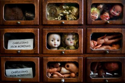 Cajones con diferentes partes de muñecas en el Hospital de muñecas de Lisboa (Portugal).