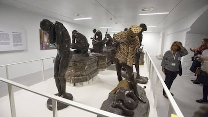 El hombre leopardo junto a otras estatuas en el depósito de esculturas del museo de África, este miércoles.