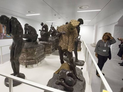 El hombre leopardo junto a otras estatuas en el depósito de esculturas del museo de África, este miércoles. 