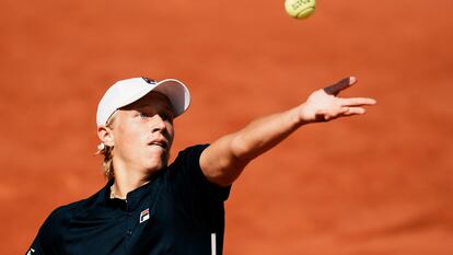 Sweden's Leo Borg serves to Max Westphal of France in their boys first round singles match on day 9, of the French Open tennis tournament at Roland Garros in Paris, France, Monday, June 7, 2021. Leo Borg is the son of tennis icon Bjorn Borg. (AP Photo/Thibault Camus)