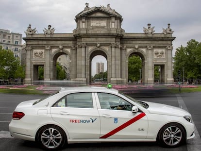 Un taxi con la nueva marca FreeNow pasa por la Puerta de Alcalá, en Madrid.