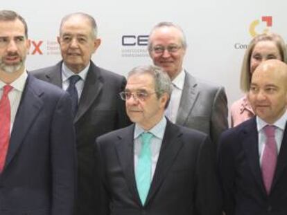 En primera fila, Joan Rosell, presidente de la CEOE, Fátima Báñez, ministra de Empleo, el Rey Felipe VI, César Alierta, presidente de Telefónica, y Jaime García-Legaz, secretario de Estado de Comercio.