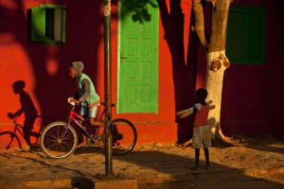 Niños en una calle de la isla de Gorée, en Senegal.