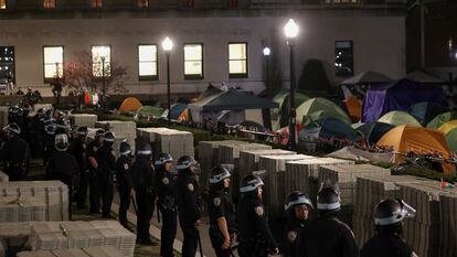 Varios policías rodean una acampada en apoyo de los palestinos en el campus de la Universidad de Columbia, este martes en Nueva York.