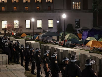 Varios policías rodean una acampada en apoyo de los palestinos en el campus de la Universidad de Columbia, este martes en Nueva York.