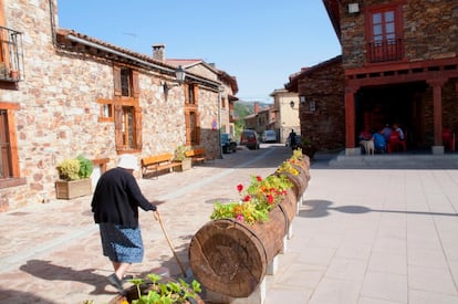 Parece mentira que a tan solo 110 kilómetros de Madrid, en la Sierra Norte, también conocida como Sierra Pobre, pueda esconderse un lugar como Puebla de la Sierra. Y es que no es fácil encontrar este pueblo, uno de los más recónditos de la comunidad. Sus orígenes se remontan a la antigüedad y ha logrado sobrevivir durante siglos manteniendo orgulloso sus edificios de piedra oscura rematados con detalles de madera. Pero la despoblación que afectó a toda la zona a partir de los años sesenta estuvo a punto de terminar con Puebla. Como en otros lugares de España, el turismo rural acudió a su rescate, a lo que también ha ayudado su inclusión dentro de la Sierra del Rincón —catalogada por la Unesco como Reserva de la Biosfera— y en la reserva nacional de Caza de Sonsaz. <br></br> Aún así, no son tantos los que acaban recalando en este pueblo, pues la mayoría opta por unos días de descanso en otras villas con más nombre, como Montejo de la Sierra o La Hiruela. Lo mejor del pueblo, además de su ambiente rural tradicional, son las rutas de los alrededores y algunos proyectos originales, como <a href="https://elvalledelossuenos.wixsite.com/elvalledelossuenos" target="_blank">la llamada Senda del Valle de los Sueños</a>, un recorrido escultórico por el entorno urbano, renovado cada dos años con nuevas esculturas. Incluso se celebran unas Bienales de Escultura. Más insólito aún es que este pequeño pueblo, con alrededor de 70 habitantes, cuente con un Museo de pintura japonesa contemporánea que incluye también obras de pintores españoles del siglo XX y contemporáneos como Arroyo, Tàpies, Feito, Picasso, Barceló y Antonio López, entre otros.