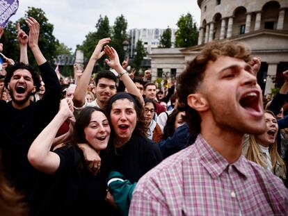 Seguidores de la Francia Insumisa celebran la victoria del Frente Popular en las elecciones legislativas francesas.