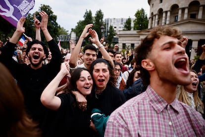 Seguidores de la Francia Insumisa celebran la victoria del Frente Popular en las elecciones legislativas francesas.