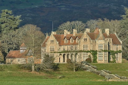 El Palacio de Hornillos está ubicado en Arenas de Iguna, Cantabria.