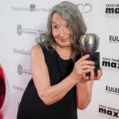 PAMPLONA, 16/06/2025.- La actriz Petra Martínez posa con el Max de Honor, durante la 28ª edición de los Premios Max de las Artes Escénicas, el reconocimiento más prestigioso dedicado a los profesionales del teatro y la danza en España, este lunes en el teatro Gayarre de Pamplona. EFE/Iñaki Porto