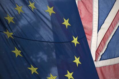 Una bandera brit&aacute;nica (derecha) ondea junto a una de la UE en Londres. 