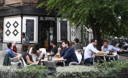 Clientes en la terraza de un bar en Madrid.