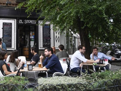 Clientes en la terraza de un bar en Madrid.